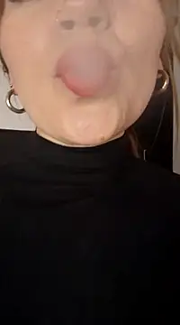 Snapshot of tata_laima__ chatting on March 20, 4:42 pm tata laima online show from March 20, 4:42 pm