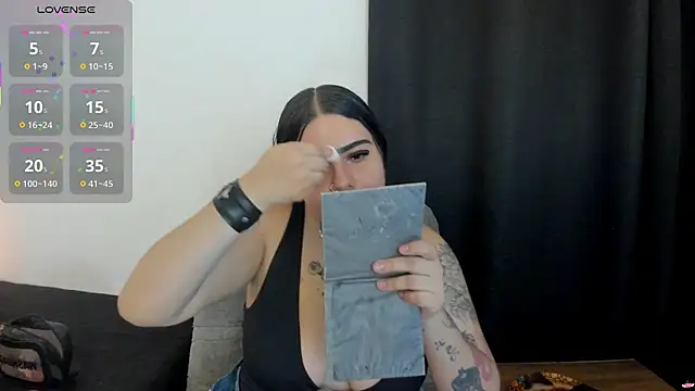 Snapshot of liily_moore chatting on June 14, 1:24 am liily moore online show from June 14, 1:24 am