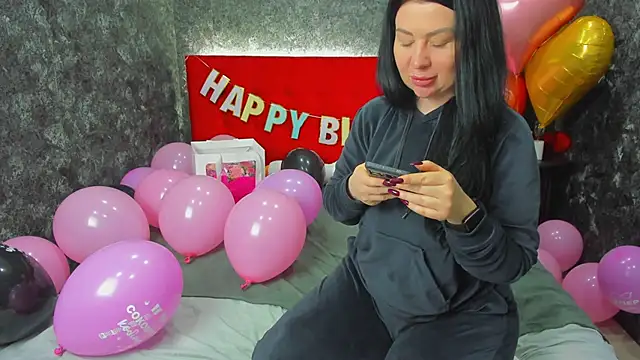 Snapshot of LayaFlow chatting on February 9, 12:41 pm LayaFlow online show from February 9, 12:41 pm