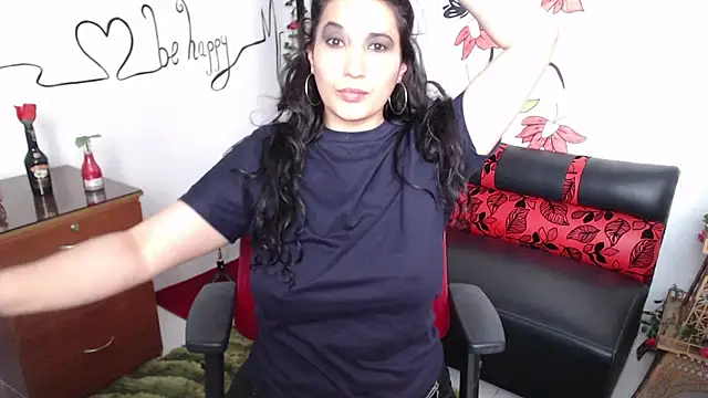 Snapshot of Roxanne_Ssummers chatting on January 8, 8:18 pm Roxanne Ssummers online show from January 8, 8:18 pm