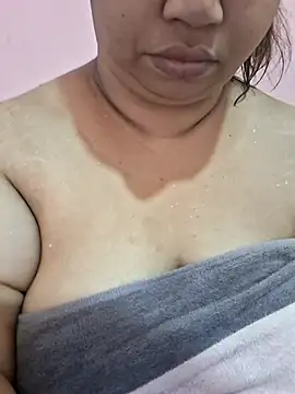 Ravina patil1 online show from March 19, 3:50 am