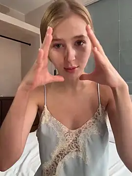 Snapshot of LunaRase chatting on February 19, 6:54 am LunaRase online show from February 19, 6:54 am