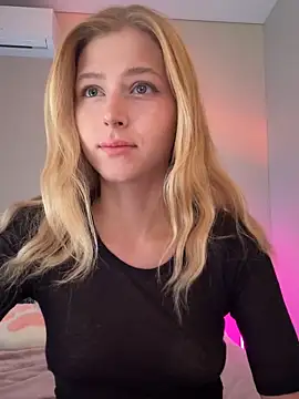 Snapshot of LunaRase chatting on March 15, 9:27 am LunaRase online show from March 15, 9:27 am