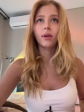 Snapshot of LunaRase chatting on March 14, 9:26 am LunaRase online show from March 14, 9:26 am