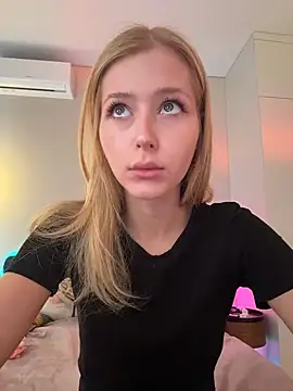 Snapshot of LunaRase chatting on March 23, 8:25 am LunaRase online show from March 23, 8:25 am