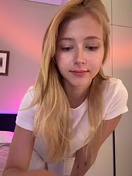 Snapshot of LunaRase chatting on March 16, 8:40 am LunaRase online show from March 16, 8:40 am