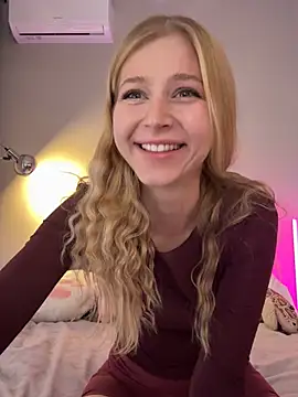 Snapshot of LunaRase chatting on March 12, 9:46 am LunaRase online show from March 12, 9:46 am