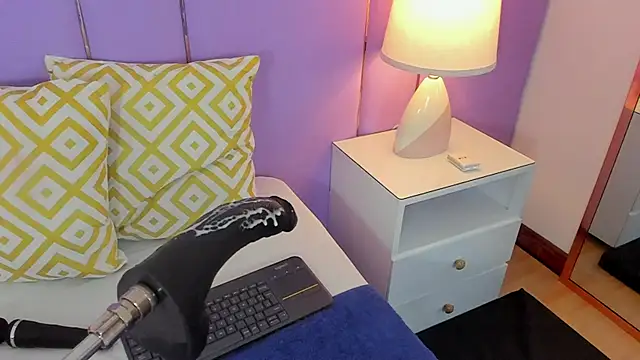 SophyRuiz  online show from April 8, 11:44 am