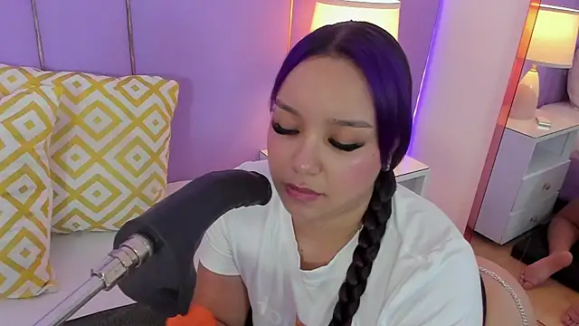 SophyRuiz  online show from April 4, 11:50 am