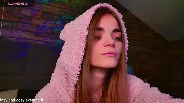 Snapshot of SophieSuvi chatting on December 7, 11:45 am SophieSuvi online show from December 7, 11:45 am