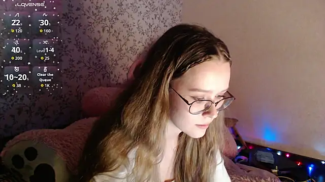 Snapshot of SophieSuvi chatting on October 19, 6:43 pm SophieSuvi online show from October 19, 6:43 pm