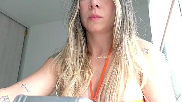 Snapshot of _arianalzate_ chatting on June 9, 5:36 pm arianalzate online show from June 9, 5:36 pm