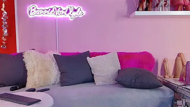 bonnievonclyde online show from May 8, 4:55 pm
