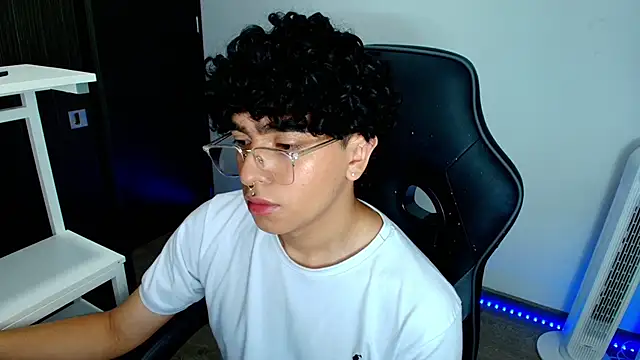 Snapshot of _nickconnor01 chatting on February 6, 10:43 pm nickconnor01 online show from February 6, 10:43 pm