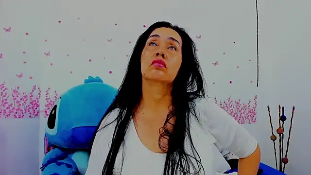 Snapshot of HorniestMilf chatting on June 11, 7:44 pm HorniestMilf online show from June 11, 7:44 pm