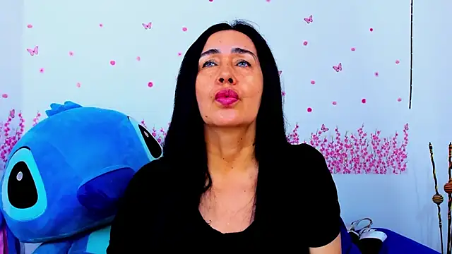 Snapshot of HorniestMilf chatting on June 4, 8:13 pm HorniestMilf online show from June 4, 8:13 pm