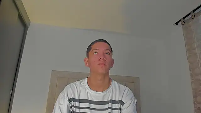 Snapshot of JulianRose_1 chatting on January 8, 11:27 am JulianRose 1 online show from January 8, 11:27 am