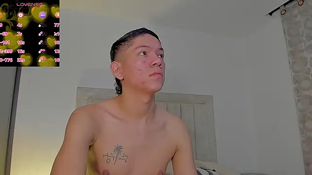 Snapshot of JulianRose_1 chatting on October 12, 8:37 am JulianRose 1 online show from October 12, 8:37 am