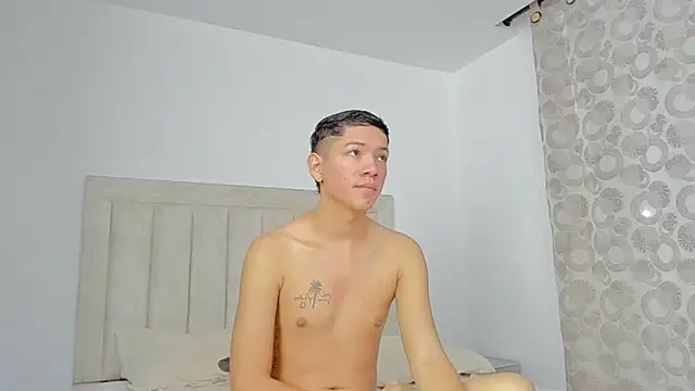 Snapshot of JulianRose_1 chatting on February 25, 10:48 am JulianRose 1 online show from February 25, 10:48 am