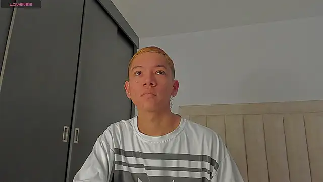 Snapshot of JulianRose_1 chatting on October 29, 11:42 am JulianRose 1 online show from October 29, 11:42 am