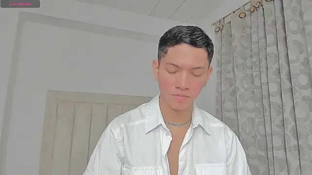 Snapshot of JulianRose_1 chatting on February 14, 2:33 pm JulianRose 1 online show from February 14, 2:33 pm