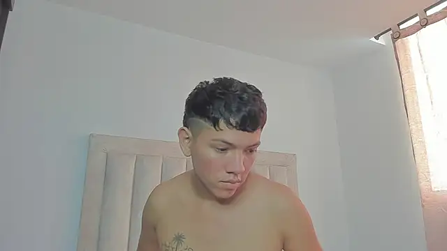 Snapshot of JulianRose_1 chatting on February 23, 3:08 pm JulianRose 1 online show from February 23, 3:08 pm