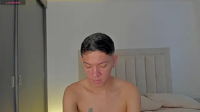 Snapshot of JulianRose_1 chatting on October 8, 12:50 pm JulianRose 1 online show from October 8, 12:50 pm