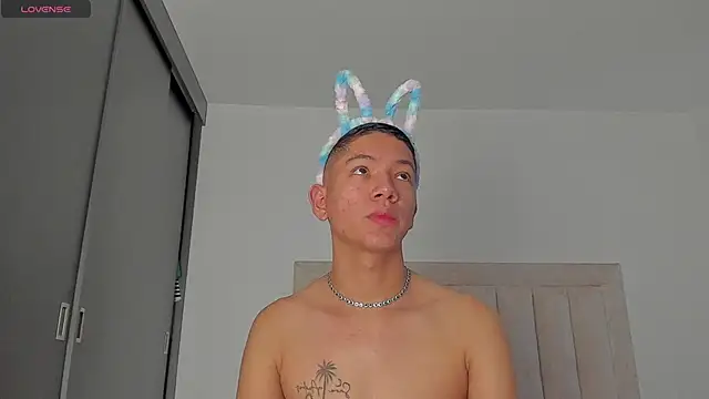 Snapshot of JulianRose_1 chatting on February 7, 11:40 am JulianRose 1 online show from February 7, 11:40 am