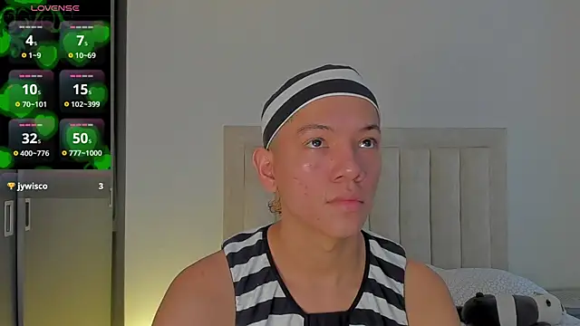 Snapshot of JulianRose_1 chatting on October 31, 12:13 pm JulianRose 1 online show from October 31, 12:13 pm