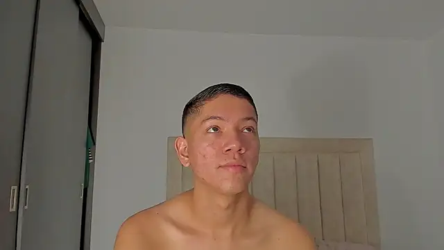 Snapshot of JulianRose_1 chatting on February 5, 11:06 am JulianRose 1 online show from February 5, 11:06 am