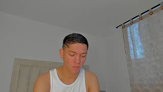 Snapshot of JulianRose_1 chatting on February 27, 11:32 am JulianRose 1 online show from February 27, 11:32 am