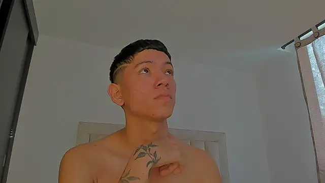 Snapshot of JulianRose_1 chatting on February 24, 2:29 pm JulianRose 1 online show from February 24, 2:29 pm