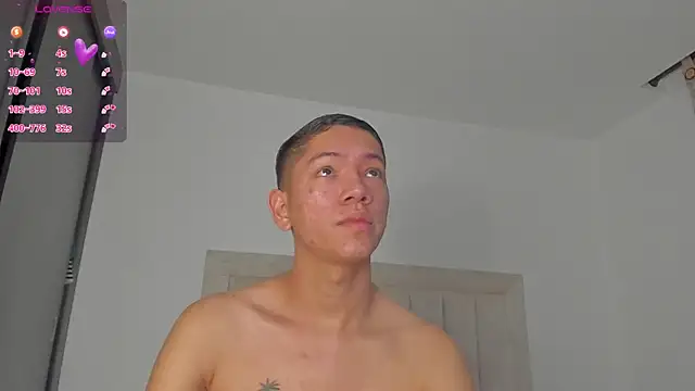 Snapshot of JulianRose_1 chatting on February 12, 9:09 am JulianRose 1 online show from February 12, 9:09 am