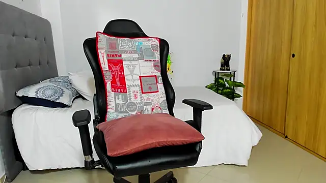 Snapshot of sexy_blackman3606 chatting on February 17, 6:05 pm sexy blackman3606 online show from February 17, 6:05 pm