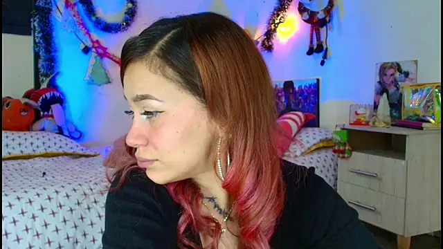 Snapshot of alisson_zafiro_ chatting on December 22, 4:01 am alisson zafiro online show from December 22, 4:01 am