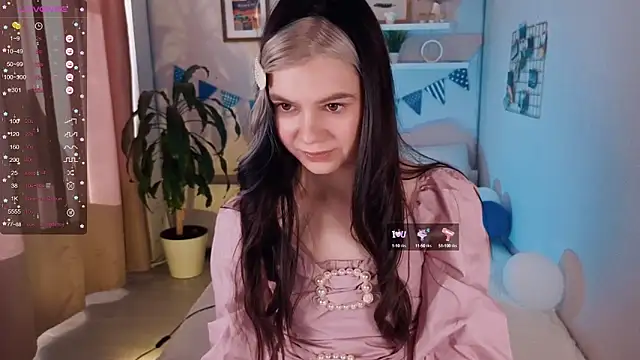 Snapshot of Lil_Amelie chatting on October 1, 7:46 am Lil Amelie online show from October 1, 7:46 am