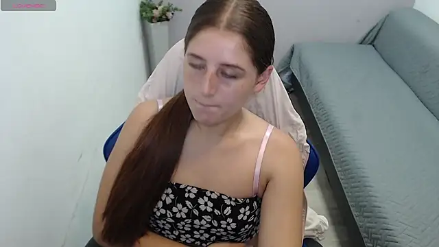 Snapshot of valerie_diaz1 chatting on November 22, 1:32 pm valerie diaz1 online show from November 22, 1:32 pm