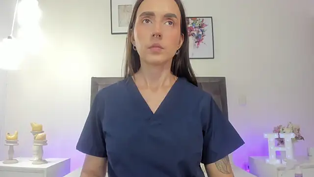 Snapshot of helen_mooree chatting on June 1, 1:00 pm helen mooree online show from June 1, 1:00 pm