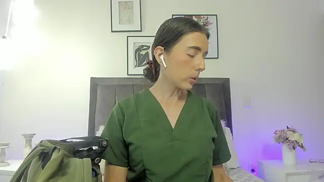 Snapshot of helen_mooree chatting on July 17, 1:19 pm helen mooree online show from July 17, 1:19 pm
