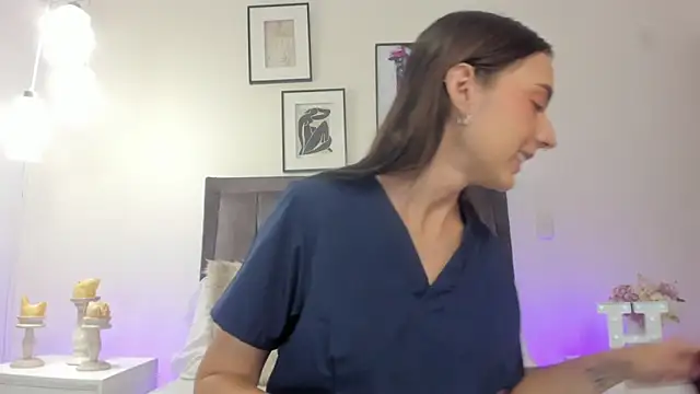 Snapshot of helen_mooree chatting on June 9, 1:01 pm helen mooree online show from June 9, 1:01 pm