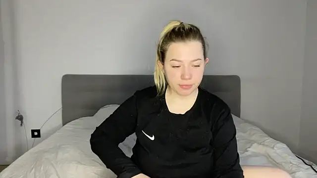 Embersweetbunny online show from December 18, 7:46 am