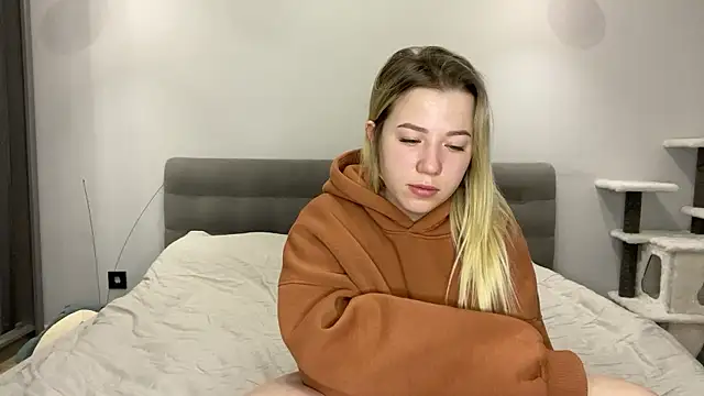 Embersweetbunny online show from January 8, 6:52 am