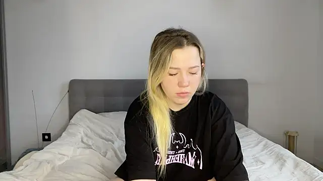 Embersweetbunny online show from January 13, 7:45 am