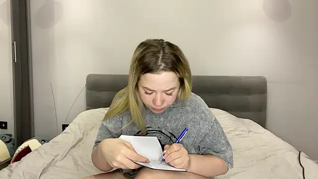 Embersweetbunny online show from January 11, 6:31 am