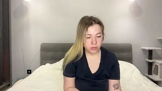 Embersweetbunny online show from January 7, 6:29 am