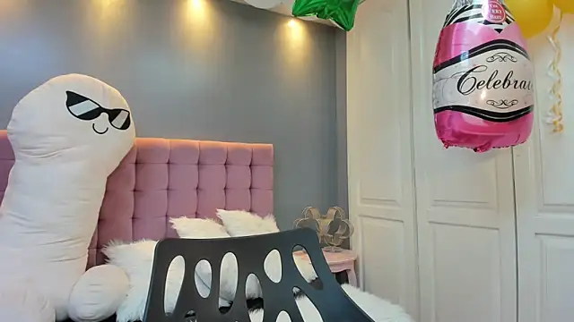 IssadoraJames online show from October 5, 2:30 pm