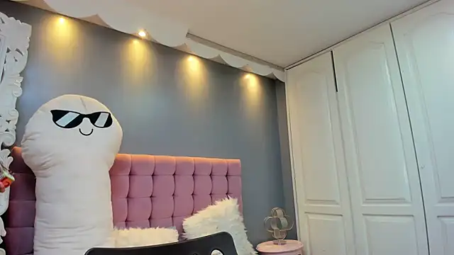 IssadoraJames online show from November 11, 8:14 pm