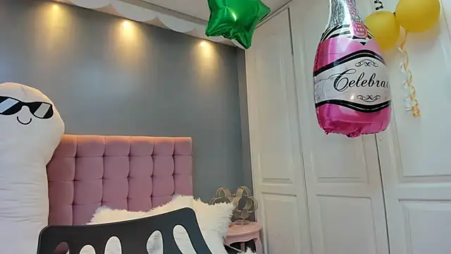 IssadoraJames online show from October 1, 9:40 pm