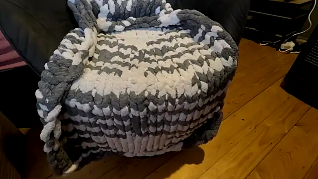 T0Yforeskin online show from February 14, 10:48 am