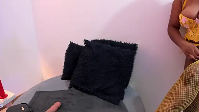 Lizzie Williams  online show from November 22, 3:05 am